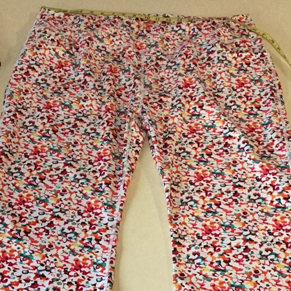 Generic capri active wear size X-Large.  Flowers galore.